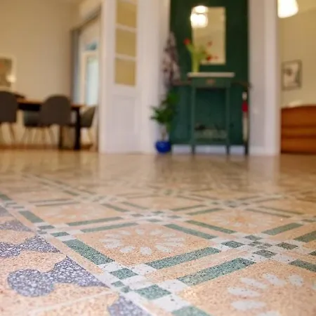 Aroura Neoclassical 3br 2ba Apartment