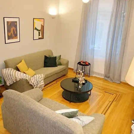 Aroura Neoclassical 3br 2ba Apartment