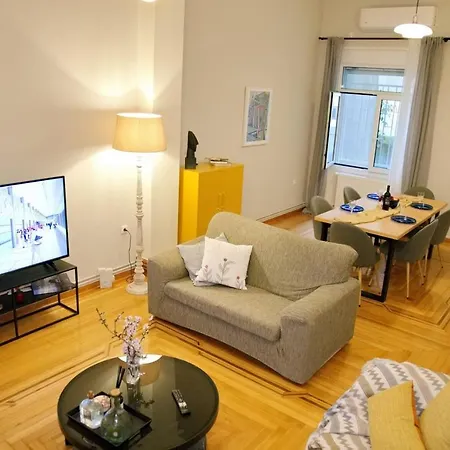 Aroura Neoclassical 3br 2ba Apartment