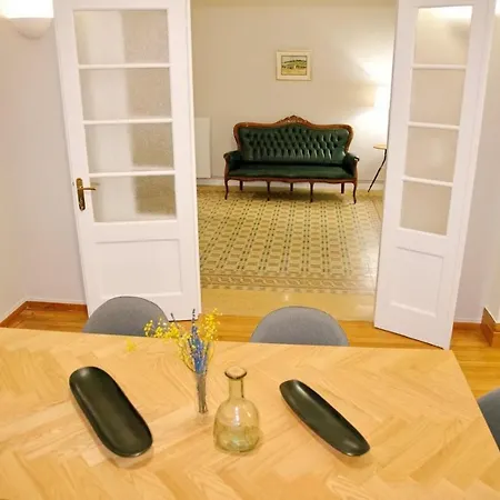 Apartment Aroura Neoclassical 3br 2ba *